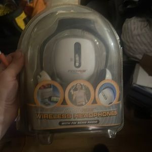 Wireless headphones with FM, scan radio